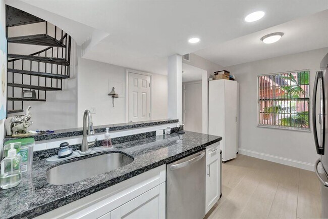 Foto del edificio - 640 Tennis Club Dr