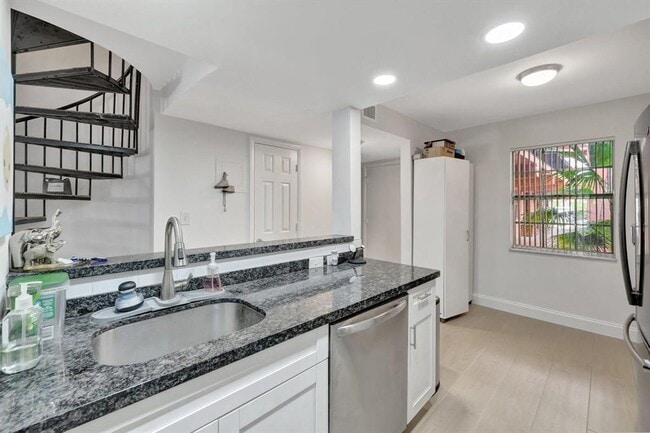 Building Photo - 640 Tennis Club Dr