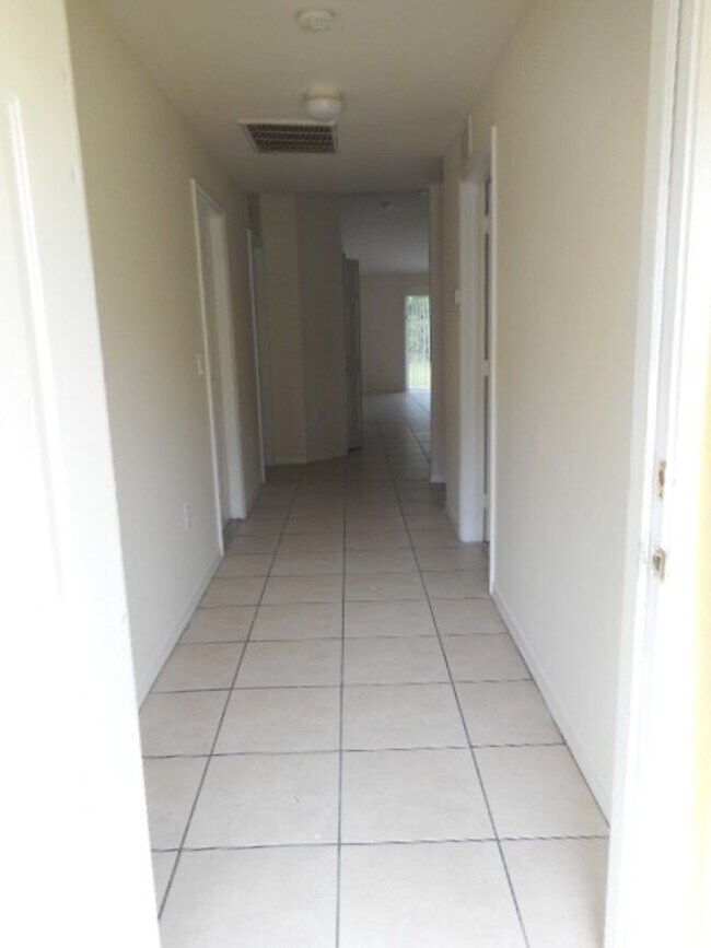 Building Photo - FIRST MONTH FREE!!! Duplex 3/2 + Garage 1 vehicle.