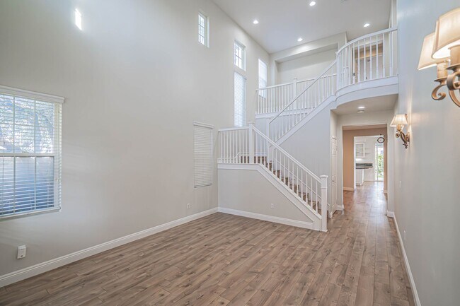 Foto del edificio - Spacious 4-Bedroom Home with Downstairs Bed/Bath & Full Community Access in Valencia!