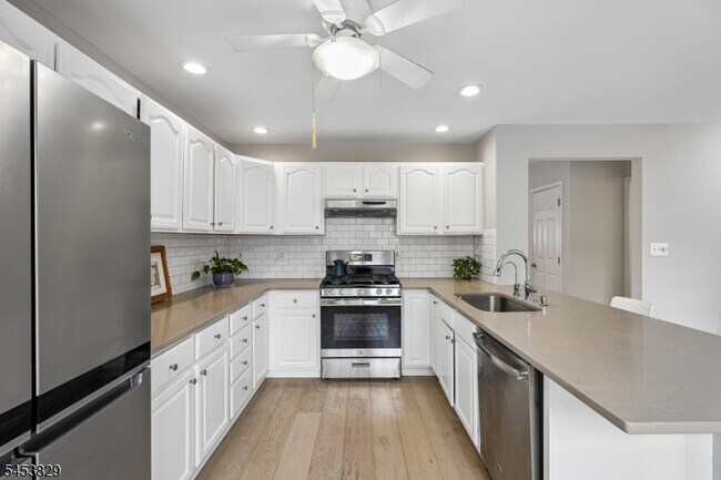Building Photo - 55 Greenbrook Dr
