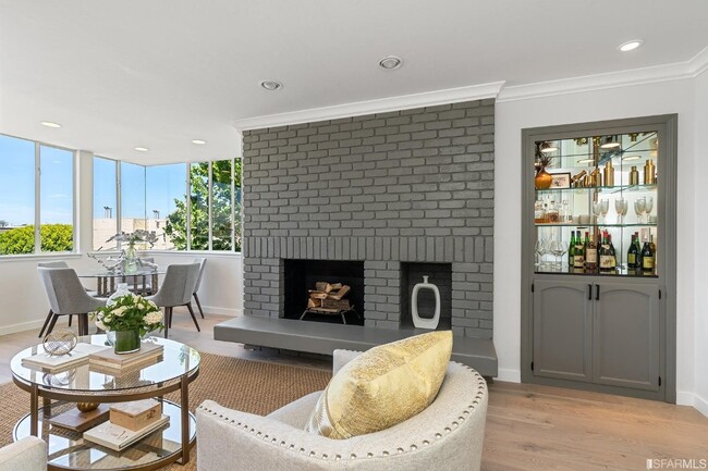 Functional fireplace - 2920 Buchanan St