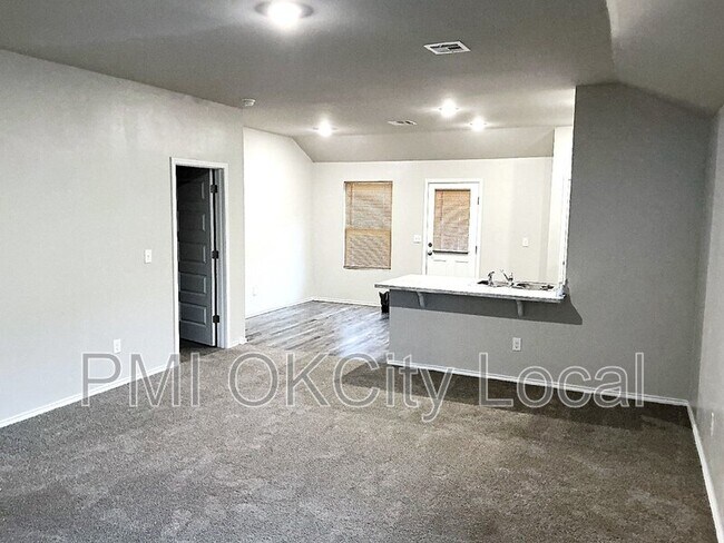 Building Photo - 9605 Saddle Dr