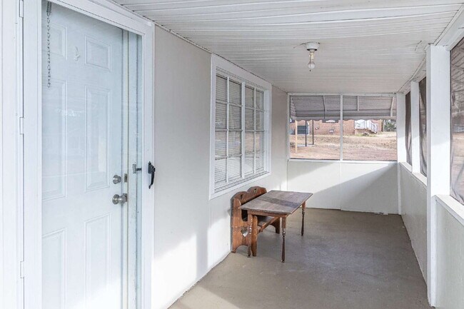 Foto del edificio - Newly Renovated Brick Ranch! Convenient Goldsboro location close to US Hwy 117/US Hwy 70!