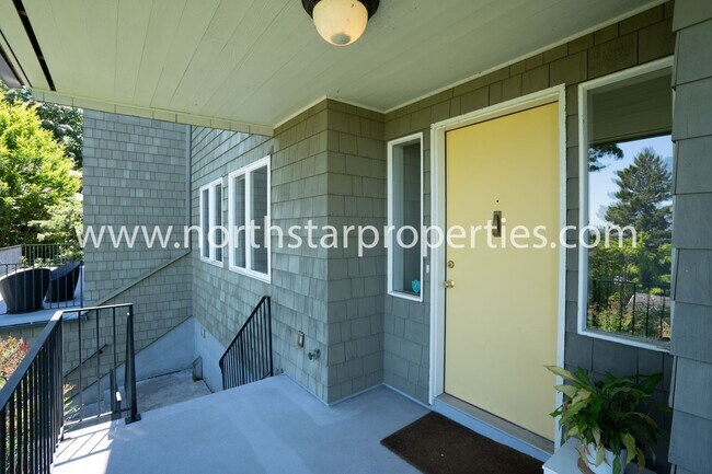 Building Photo - Stunning Views Close in NW Portland