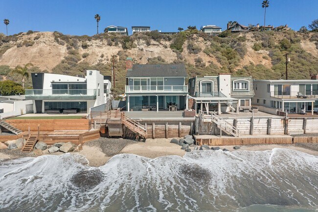 Building Photo - Beach front Home!
