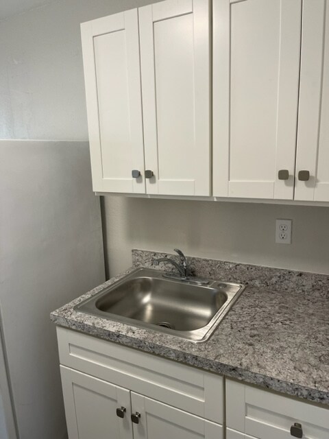 Foto del edificio - 2412 Azalea Garden Rd