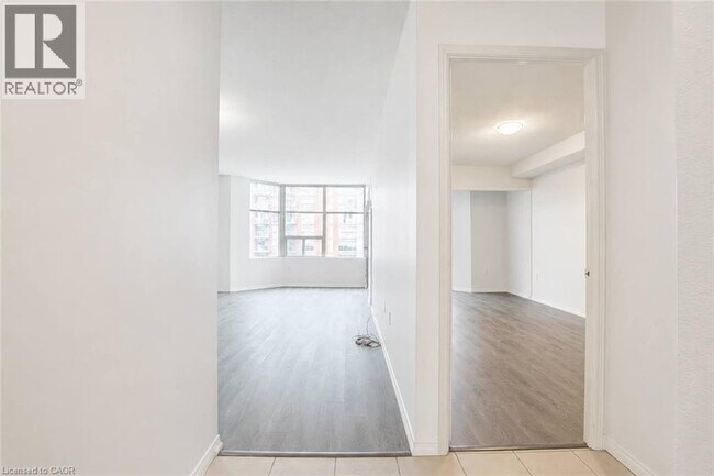 Photo du bâtiment - 1270 Maple Crossing Blvd