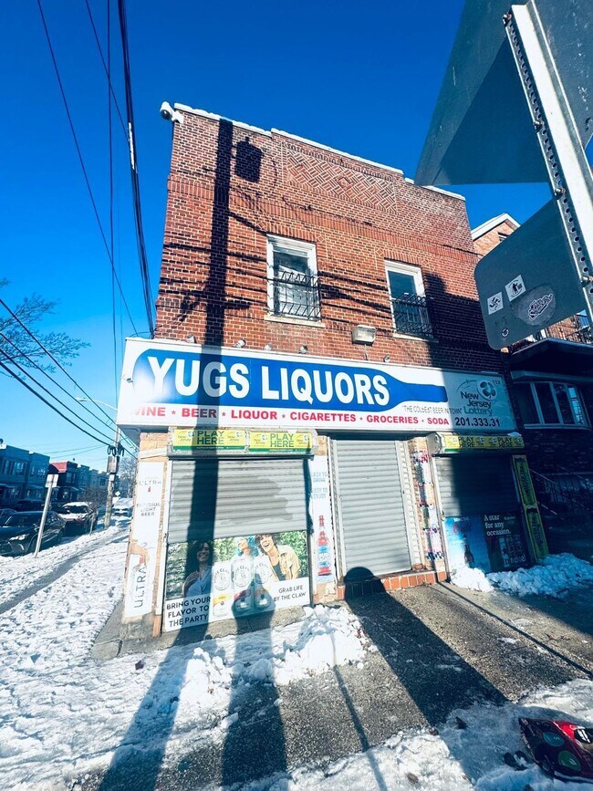 Foto del edificio - 113 Mallory Ave