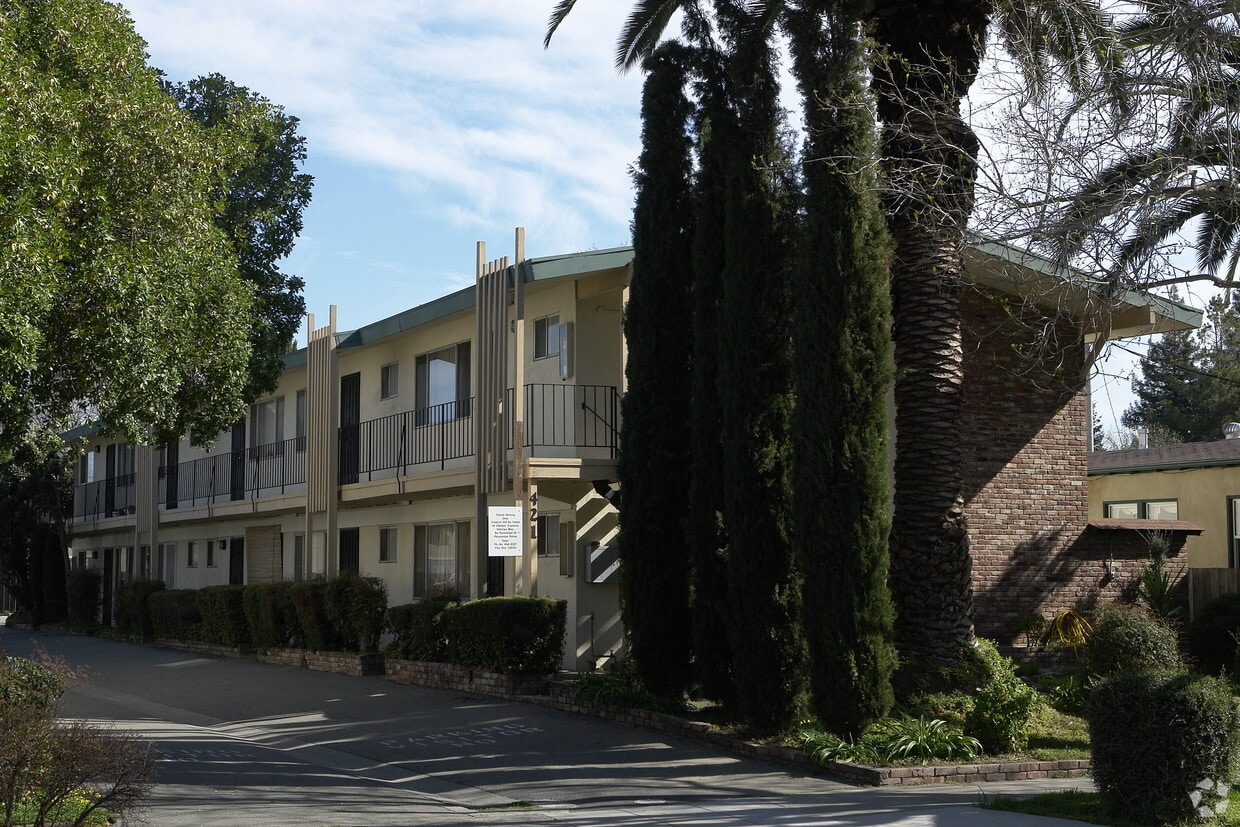 Primary Photo - 421 Rose Ave