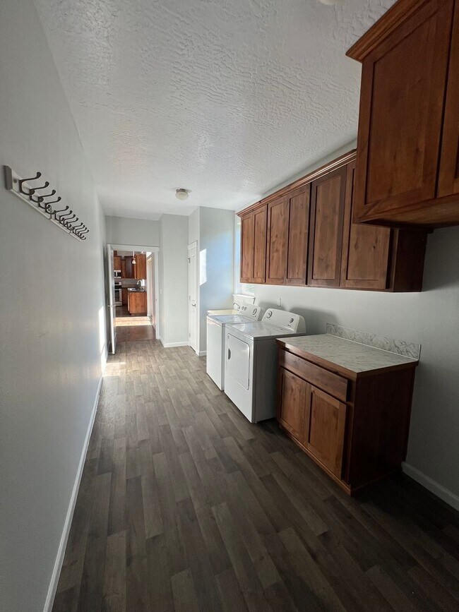 Foto del edificio - Beautiful Hilltop Country Home with Stunning Views