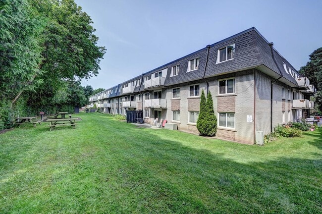 Photo du bâtiment - Hillcrest Apartments