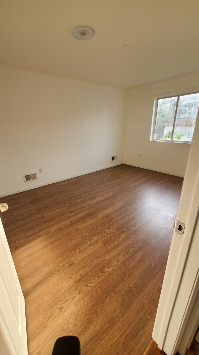 Building Photo - 36 Mersereau Ave