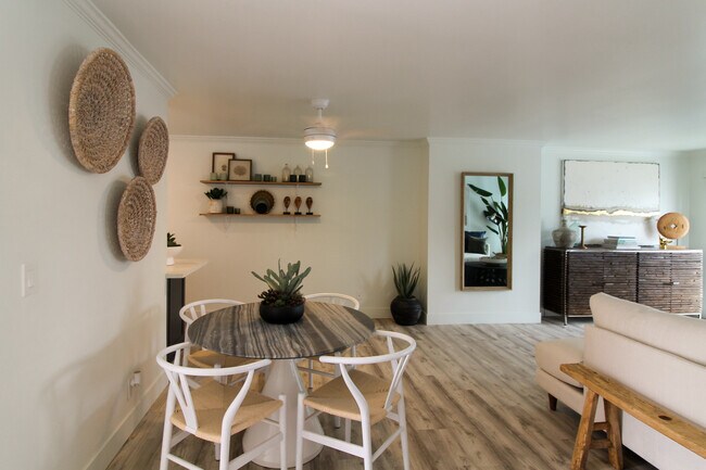 Building Photo - 1606 Westcliff Dr.