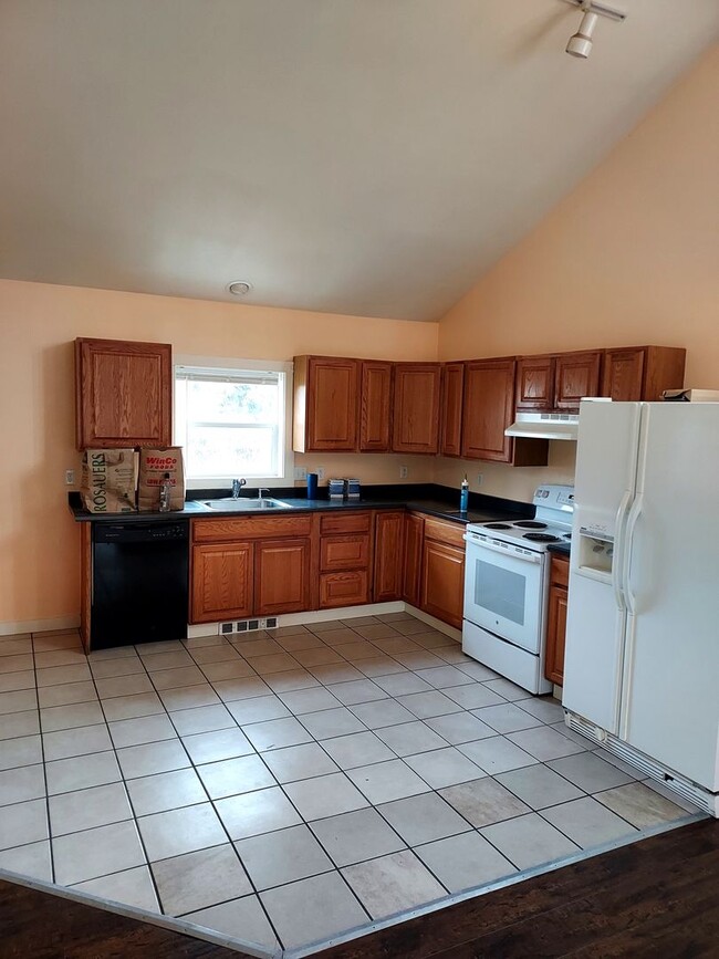 Building Photo - 543 Residence St