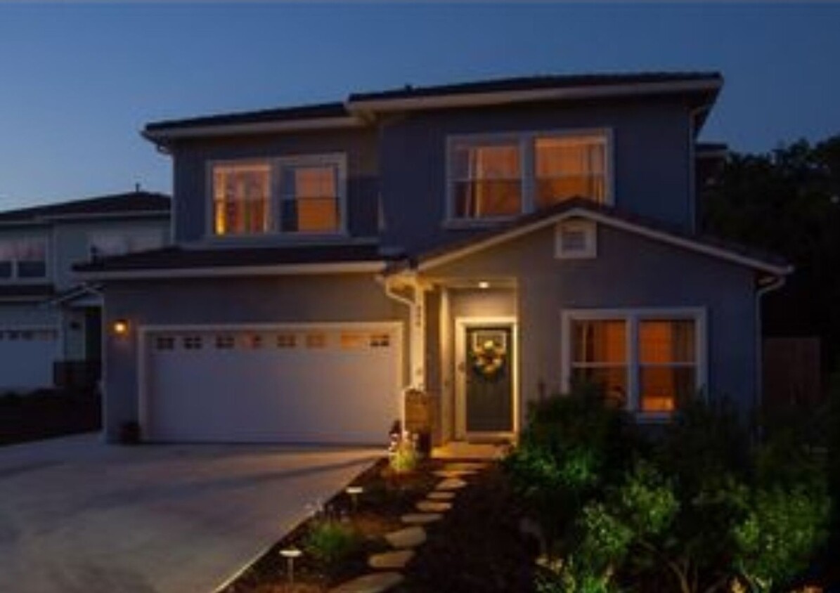 Primary Photo - Large 3 bedroom home