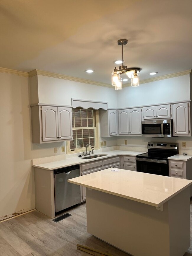 Building Photo - 1100 Stonegate Dr