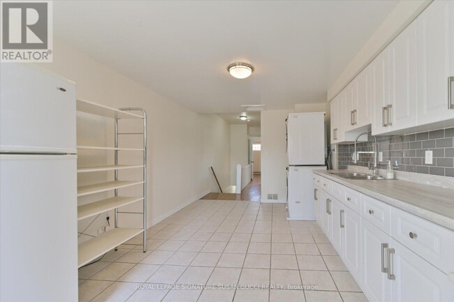 Building Photo - 870 Carlaw Ave