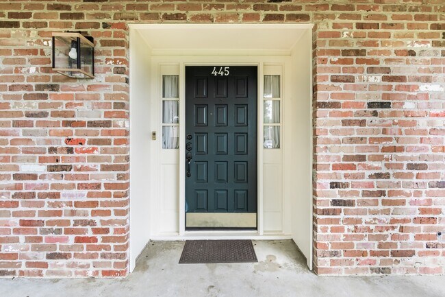 Foto del edificio - 445 Longmeadow Dr