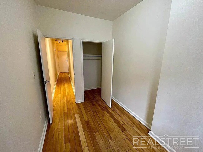 Foto del edificio - Spacious 3BR Apartment with Backyard Access in Prime Bushwick