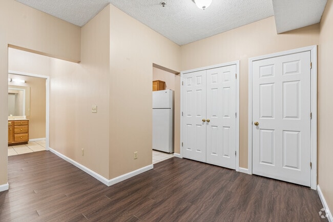 1BR, 1BA - 750SF - Dining Room - Mason Manor Apartments