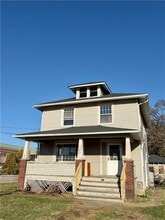 Building Photo - 320 Reis St