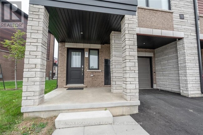 Photo du bâtiment - 590 N Service Rd