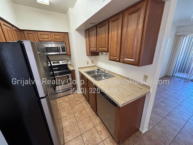 Foto del edificio - Beautiful 2 Bedroom, 2 Bath Condo for Rent...