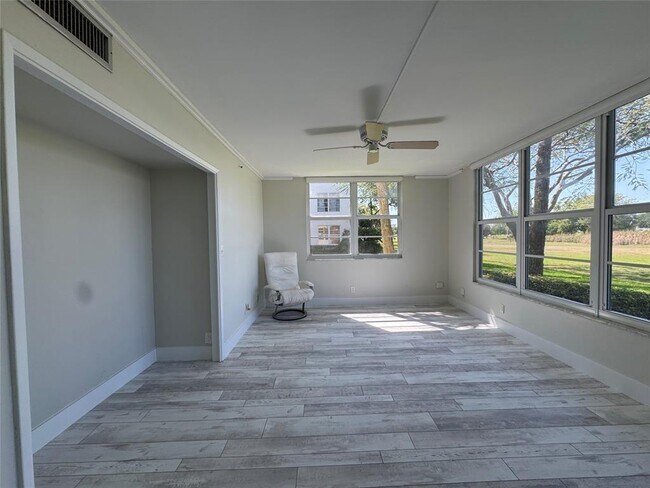 Building Photo - 2601 S Palm Aire Dr