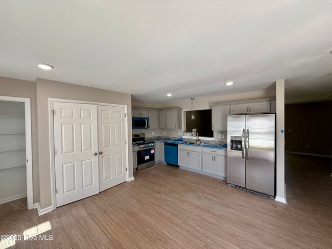 Building Photo - 321 S Pointe Dr