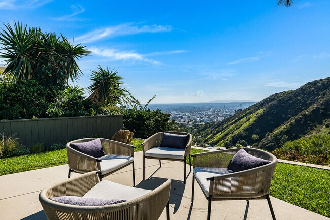 Foto del edificio - 2431 Carman Crest Dr