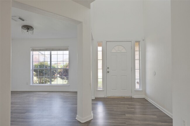 Foto del edificio - 3802 Harris Mill Dr