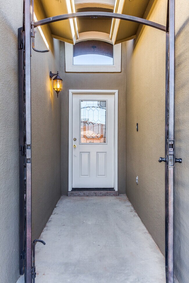 Building Photo - Custom 4 bedroom in Sandstone Ranch Estates