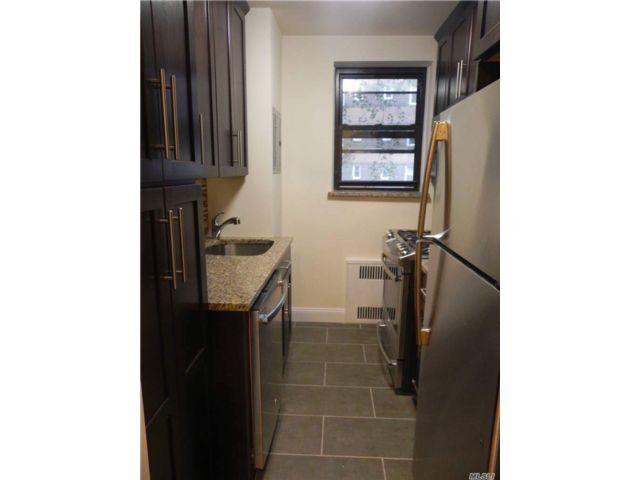 Building Photo - 160 Middle Neck Rd