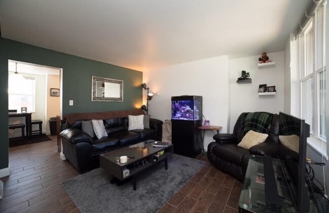 Livingroom - 415 Sweetbriar St