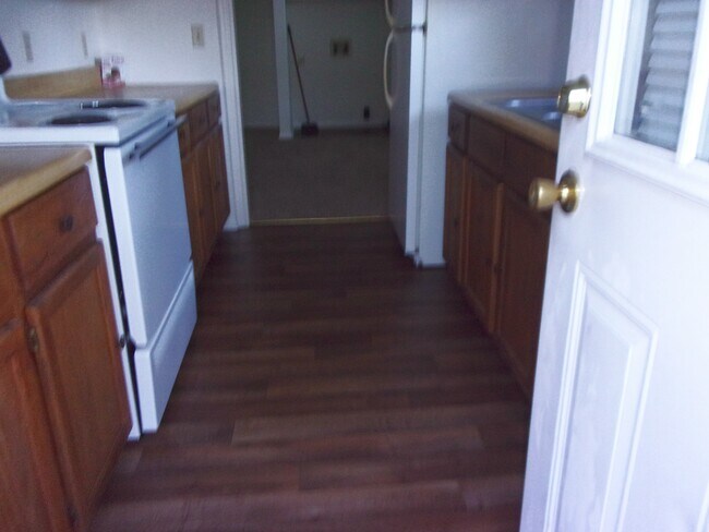 Building Photo - 831 Meadowlane Dr