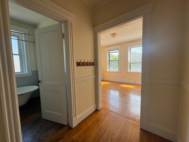 Foto del edificio - 352 Riverway