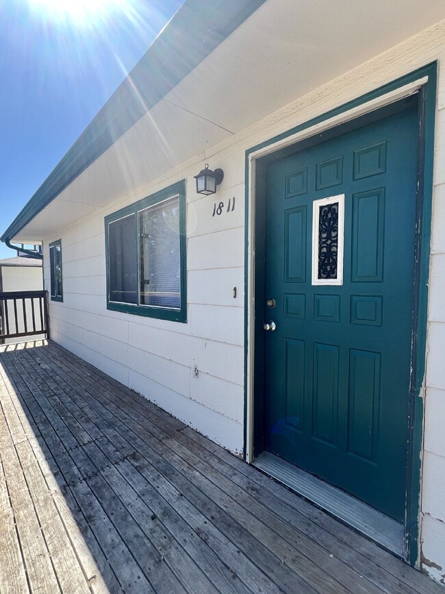 Building Photo - Upper level two bedroom, one bathroom clos...