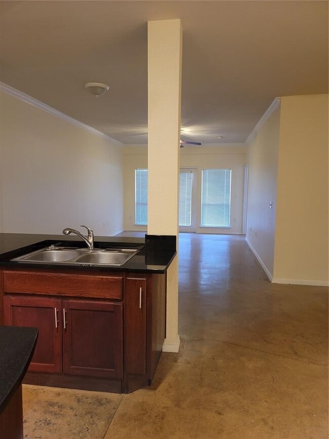 Building Photo - 910 W 25th St