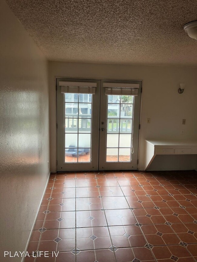 Building Photo - 6777 Del Playa Dr