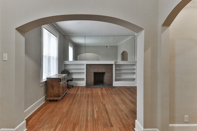 Foto del edificio - 6039 Pershing Ave