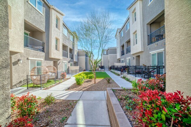 Foto del edificio - MOVE TO THIS BEAUTIFUL 3-BEDROOM TOWNHOUSE!