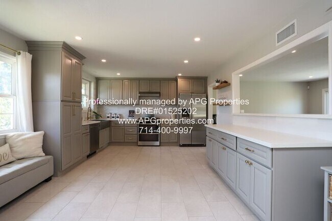 Foto del edificio - Newly Updated 5 Bedroom 3 Bathroom Home wi...