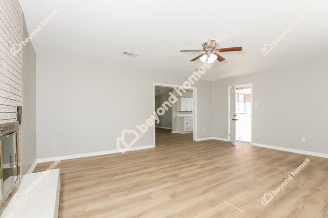 Building Photo - Beautifully renovated 3 bedroom / 1.5 bath...