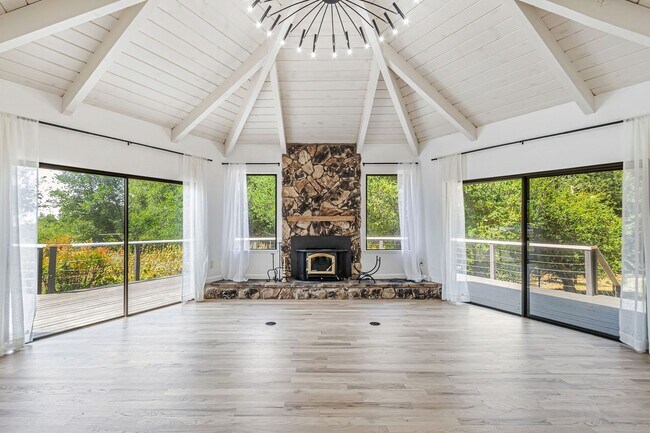 Foto del edificio - Beautiful 4-Bedroom 2-Bathroom Home