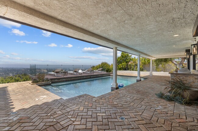 Building Photo - 3901 Alonzo Ave