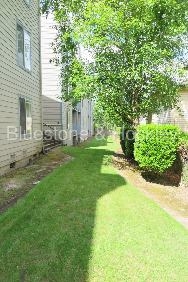 Building Photo - 6063 SW Beaverton Hillsdale Hwy