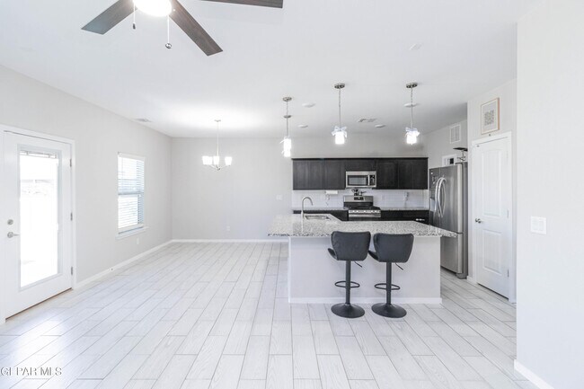 Foto del edificio - 13909 Summer View Ave