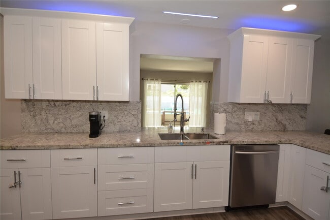 Building Photo - 3840 N 42nd Terrace