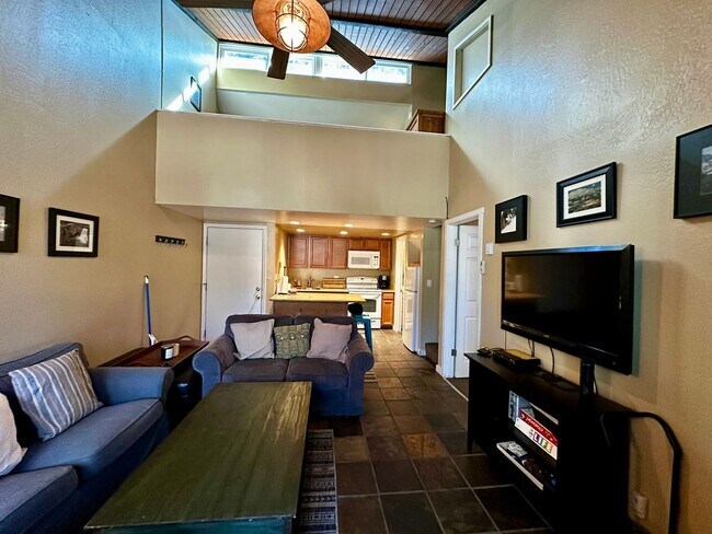 Foto del edificio - Spacious 2 Bed + Bonus Bedroom, 2 Bath Apa...
